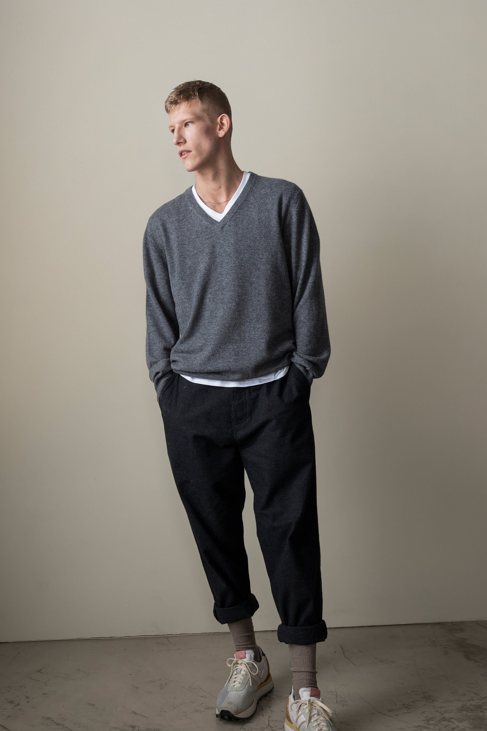 Men's Cashmere V Neck Jumper - Derby Grey – Kiltane